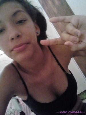 CHICA SELFIE LINDA DELGADA CON GRAN CUERPO EN EL BAÑO