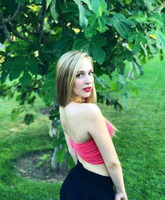 Ali tiene un cuerpo adolescente apretado 1