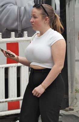 背の低い太ったブルネットのぽっちゃり系ティーンのふしだらな女、巨乳、太いお尻