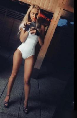 Карла Bare Hooker Basel