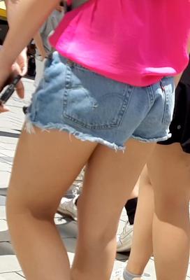 Streetgirls em shorts