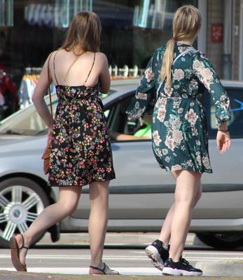 Voyeur de rua adolescente de meninas sinceras