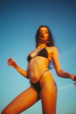 Baile de aficionado flaco en su bikini, playa Instagram