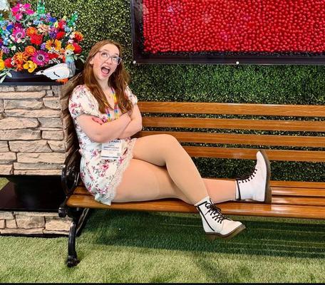 Garota nerd posando
