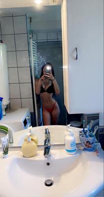 Sexy perra a Rina le encanta pedir dinero en Snap