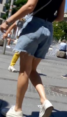 ショートパンツのストリートガールズ