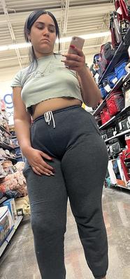 Sincero gran culo latina en sudaderas