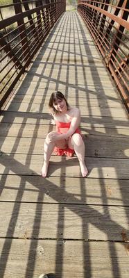 Netter Teenager blinkt im Freien Judith
