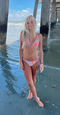 Bikini adolescente caliente nn