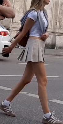 Streetgirls in skirts 