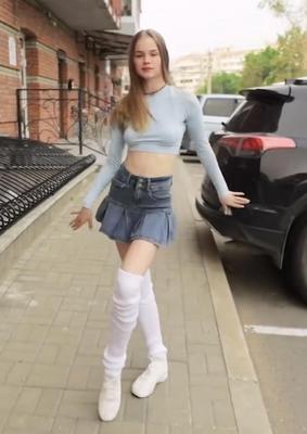 Симпатичный подросток в основном без бюстгальтера
