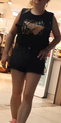 Streetgirls in skirts 