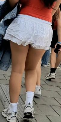 Streetgirls in skirts 