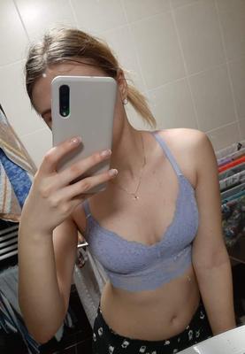 Polonno magro Paulina em biquíni azul