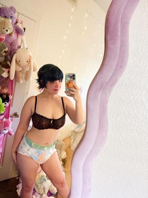 Clementine Abdl Exquise Petite Pissousse en Couche Culotte