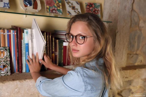 MPLStudios CLARICE Promises in a book