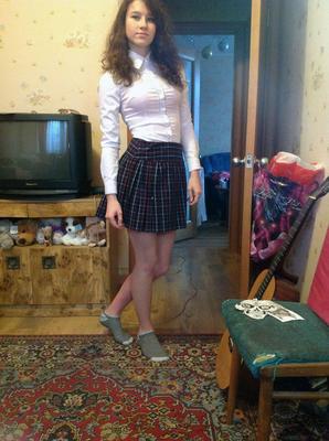 小さなおっぱいのある薄いブルネットティーン