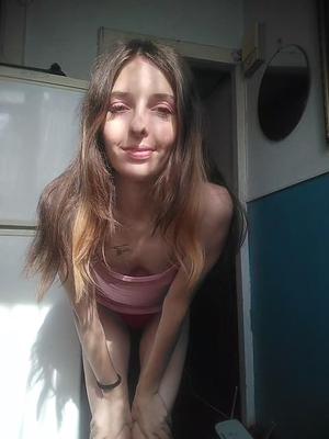 Una chica rusa con pequeñas tetas. 
