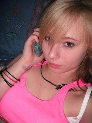 Teen sexy prenant des selfies au lit