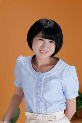 Girlsdelta Tomie desnuda en su silla verde