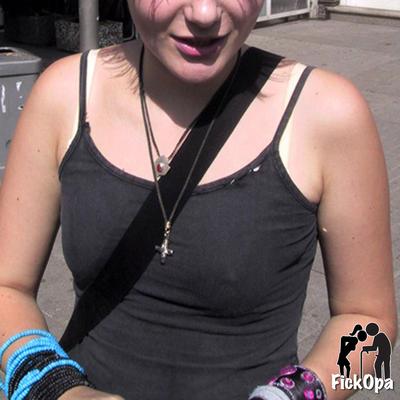 Fickopas Teeny Zeigt ihre Jungen Titties