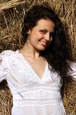 Mplstudios Sofi un rollo en el heno