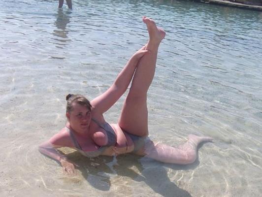 Nn una chica curvilínea tetona está de vacaciones en Turquía