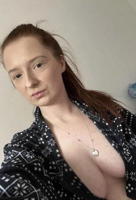 Petite tête rouge sexy du nord-est du Royaume-Uni si amoureuse d'elle
