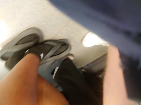 大きなトラブルの白人：汚れた汗をかいた黒い靴下