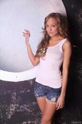 Mplstudios Francessca am runden Fenster