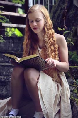 Thisyearsmodel dolly poca lectura su libro